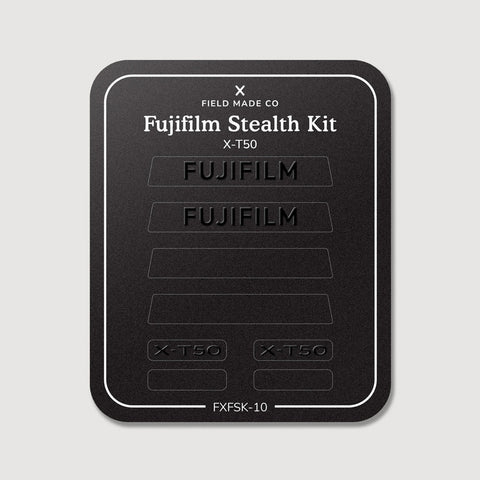 Kit discret pour Fujifilm X-T50 : vinyles Logo discret et Noir mat sur la feuille de support Field Made Co