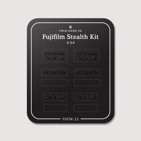 Kit discret pour Fujifilm X-E4 : vinyles Logo discret et Noir mat sur la feuille de support Field Made Co