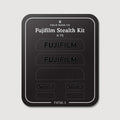 Kit discret pour Fujifilm X-T5 : vinyles Logo discret et Noir mat sur la feuille de support Field Made Co