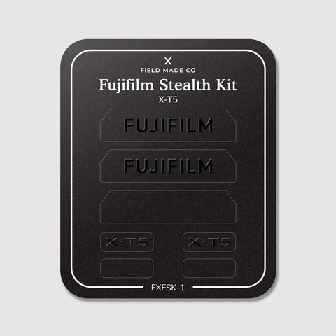 Kit discret pour Fujifilm X-T5 : vinyles Logo discret et Noir mat sur la feuille de support Field Made Co