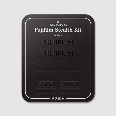 Kit discret pour Fujifilm X-S20 : vinyles Logo discret et Noir mat sur la feuille de support Field Made Co
