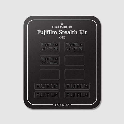 Kit discret pour Fujifilm X-E5 : vinyles Logo discret et Noir mat sur la feuille de support Field Made Co